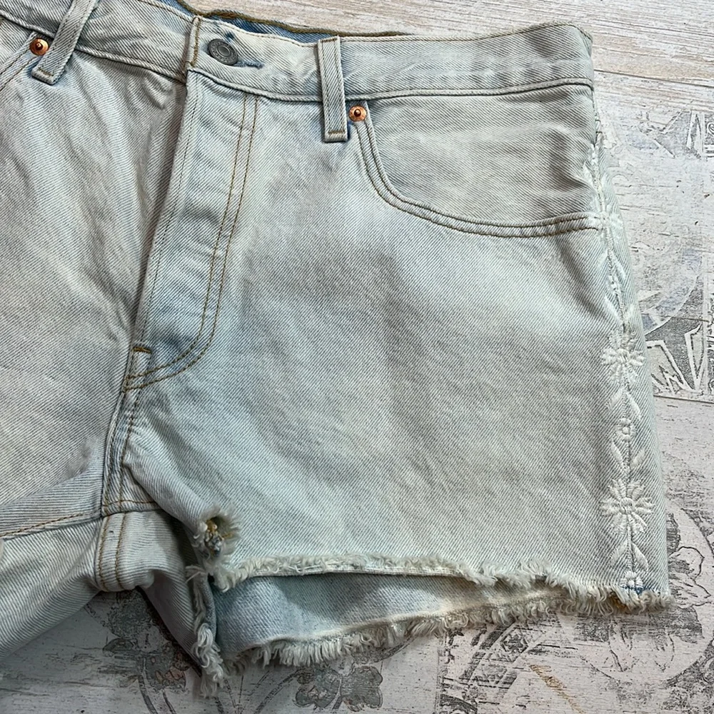 Levi’s Light Wash 501 Embroidered Cut Off Jean Shorts Size 31